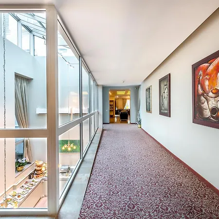 Ratonda Centrum Szálloda 4*
