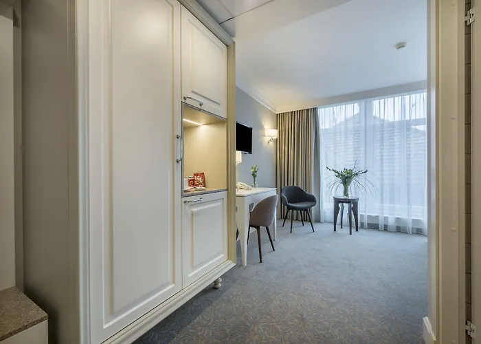 Hotel Ratonda Centrum 4*