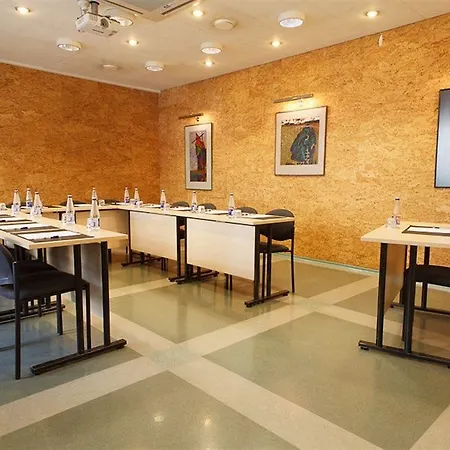 Ratonda Centrum מלון 4*