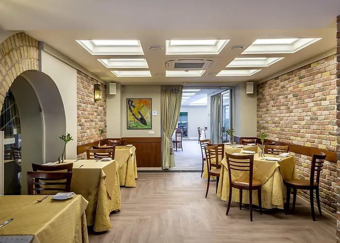 Hotel Ratonda Centrum 4*